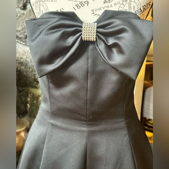 Chic Black Strapless Dress with Bow Detail - Picture 2 of 11